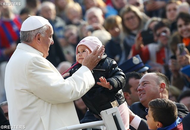 папа Франциск і дитина