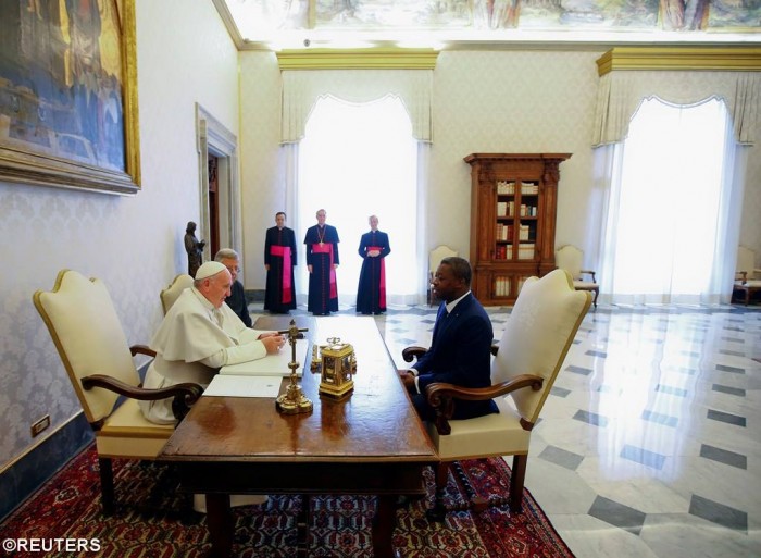 Папа і президент Того4