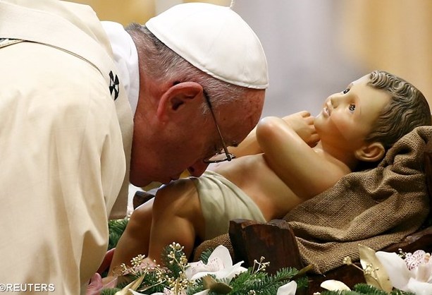 папа Франциск цівлує дитятко