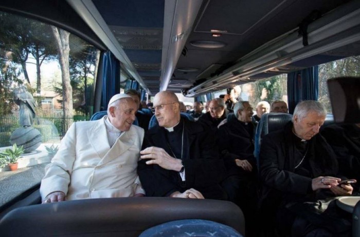 Папа в автобусі