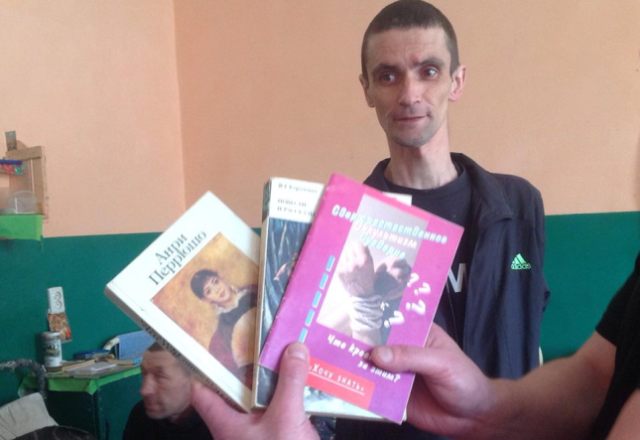 Волонтери дарують в’язням книжки