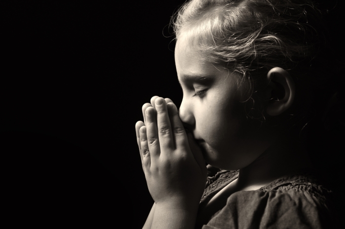 дитина молиться