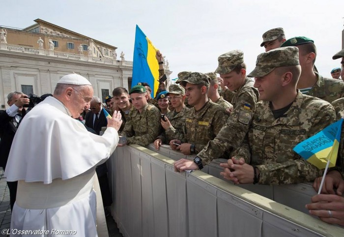 папа благолосив військових