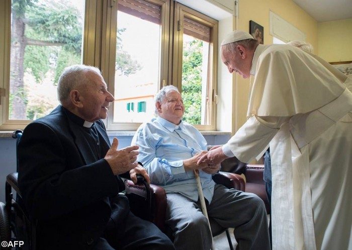 Папа у домі для вислужених священиків