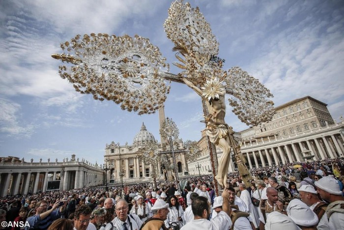 Прославлений хрест у Ватикані4