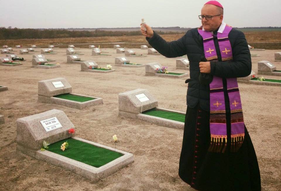 Єпископ Собіло на цвинтарі воїнів АТО