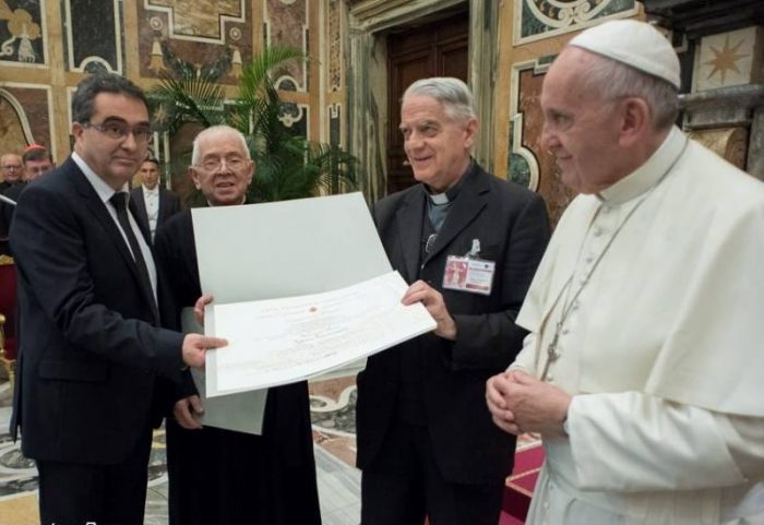 Папа Франциск вручив Премію Ратцінгера двом богословам