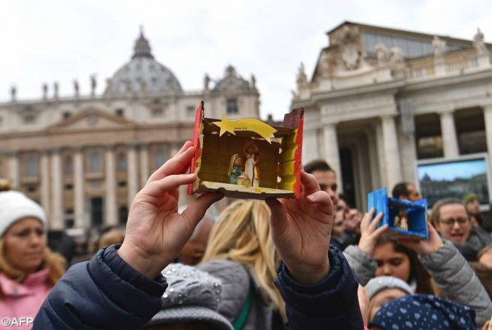 Папа благословив фігурки Дитятка Ісуса для різдвяних вертепів