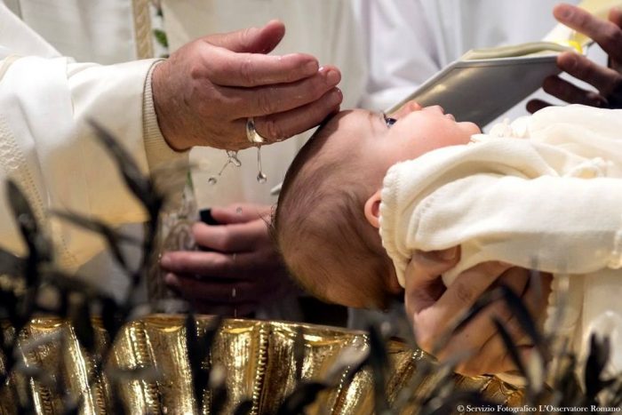 Папа охрестив 28 немовлят