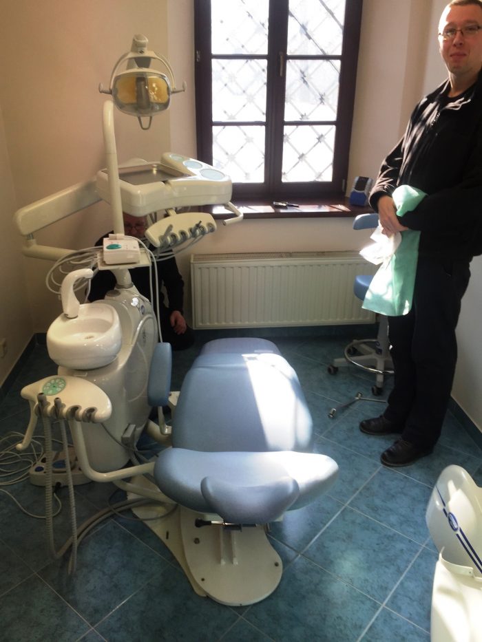 Зі Львова на фронт везуть обладнання для ще одного стоматологічного кабінету